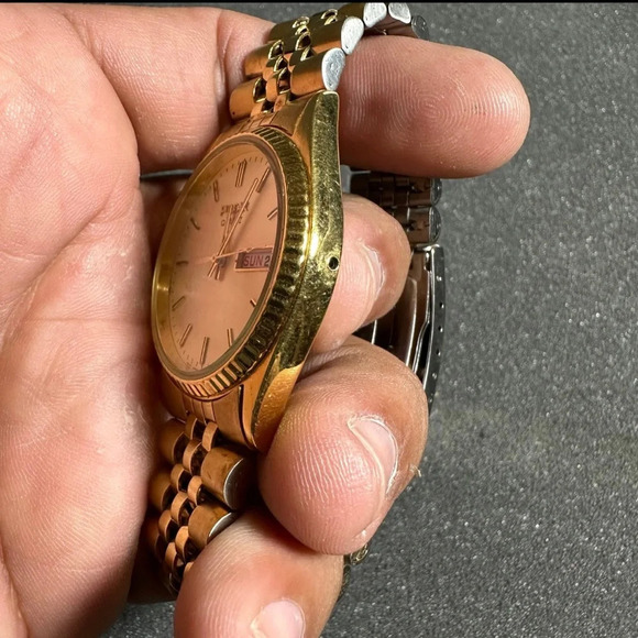 Vintage PULSAR Mens Quartz Watch Day Date Gold Tone Working V533-8B50 *READ* - Picture 4 of 10